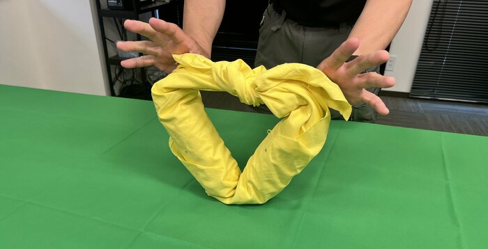 両端を結んで浮き輪完成（特集班撮影）
