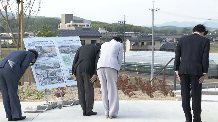 黙礼される両陛下