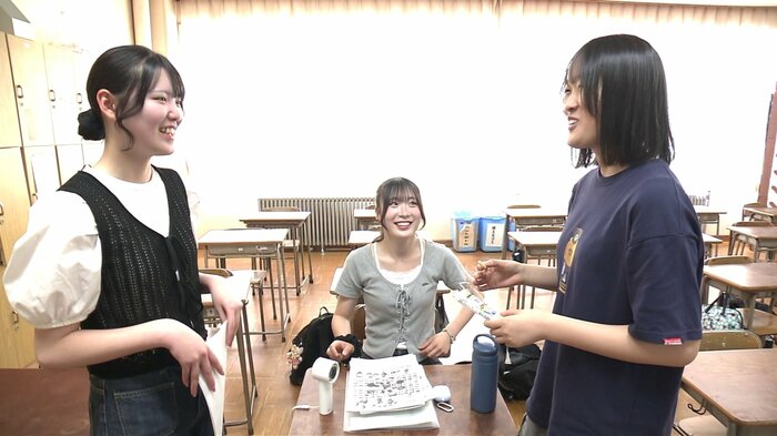 友人とおしゃべりを楽しむ伊藤さん(中央)