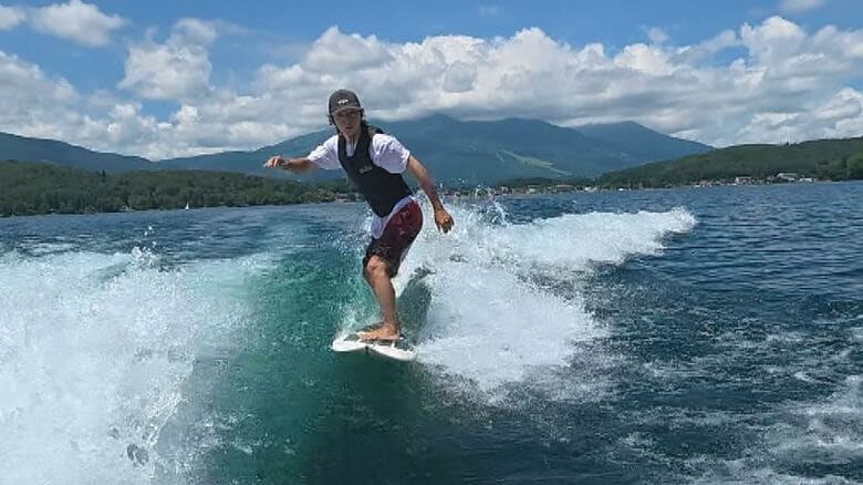 「寒いくらい涼しい」長野・野尻湖で“水上アクティビティ”　標高650ｍで波に乗って爽快　「180度レイクビュー」湖畔の絶景カフェ　旬の白桃たっぷり“そばワッフル”に手打ちそば「湖の風をゆっくり感じて」｜FNNプライムオンライン