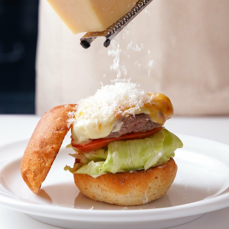 “チーズかけ放題”が話題…噛むほど旨いアンガス牛100％パティ×専用バンズのこだわり 東山公園の新カフェ｜FNNプライムオンライン
