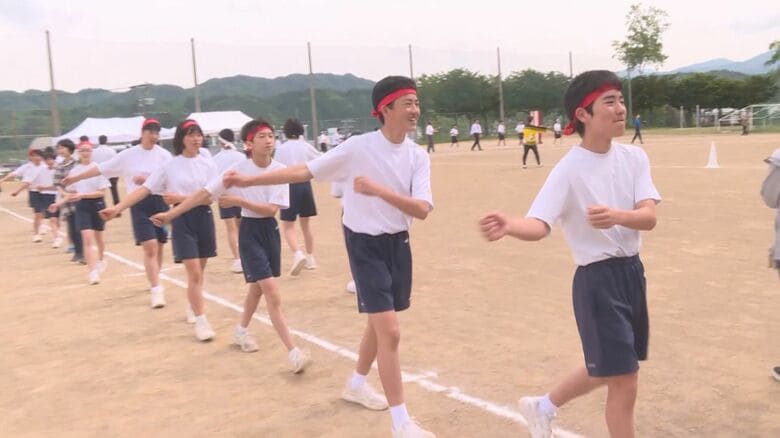 武田軍が陣中で踊ったとされる…飛騨地方の伝統舞踊「飛騨やんさ」中学校の体育祭で全校生徒が掛け声発し演舞｜FNNプライムオンライン
