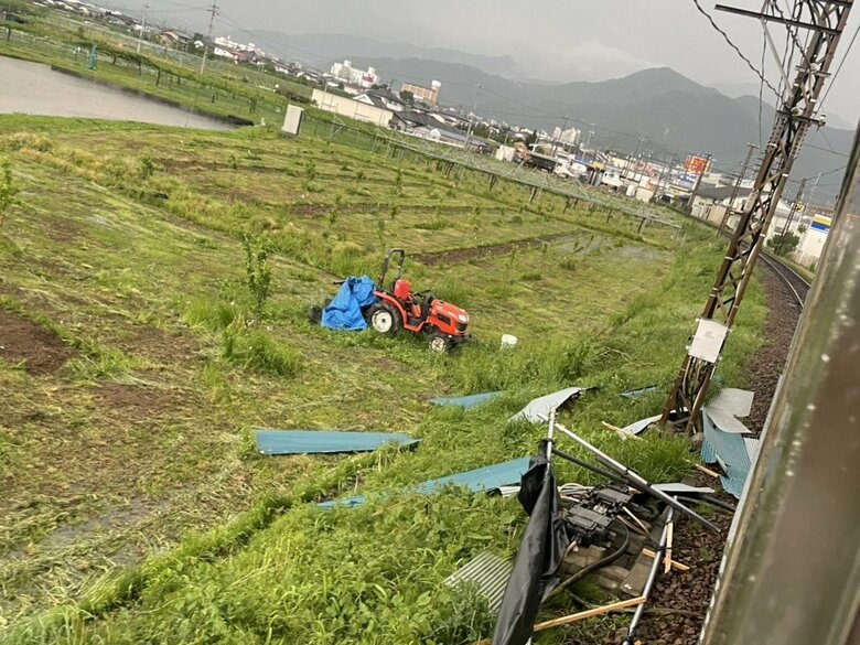 走行電車の窓ガラスが割れる　乗客の56歳男性が死亡、2人けが　農業用ハウスのようなものが衝突　当時、現場周辺は強風　長野県北部に「竜巻注意情報」｜FNNプライムオンライン