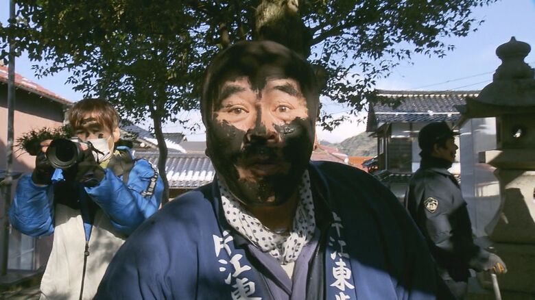 老若男女が墨で真っ黒…無病息災や大漁など願う伝統行事「墨つけトンド」小さな港町に大きな歓声と悲鳴【島根発】｜FNNプライムオンライン