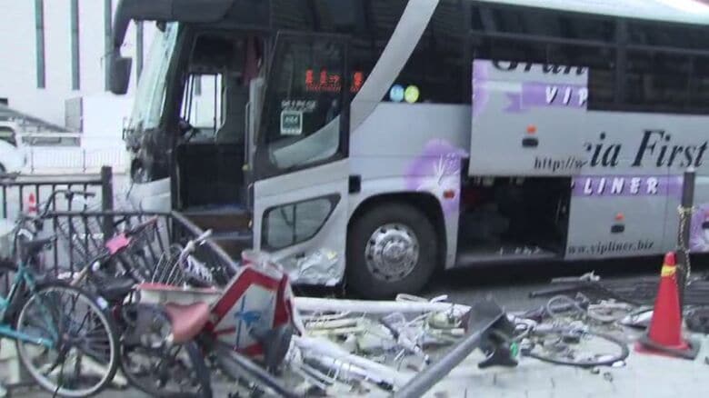 【速報】梅田・富国生命ビル近くの歩道柵に観光バスが衝突　乗客けがなし　運転手「気分悪い」訴え病院へ｜FNNプライムオンライン