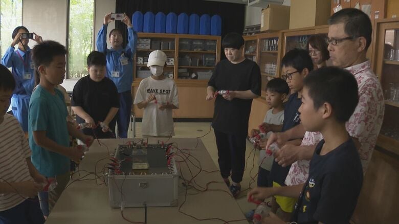 小学生が“発電実験”に挑戦！光るシャープペンの芯や塩水で走るミニバギーに驚き 実験通し電気の大切さ学ぶ 新潟｜FNNプライムオンライン