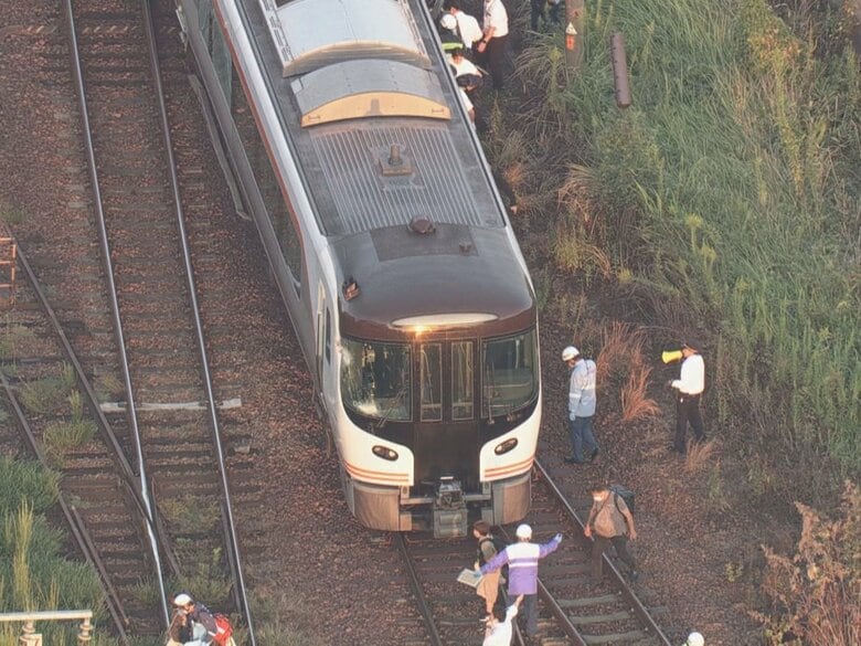 乗客「爆弾かと…」踏切で特急列車とキャリアカーが衝突し20人ケガ 左折して進入した運転手「遮断機が荷台に…」｜FNNプライムオンライン