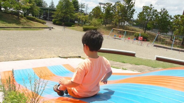滑り台の表面が70度超え…夏の公園に潜む「子供のやけど」リスク　手の平より大きいやけどは受診を｜FNNプライムオンライン