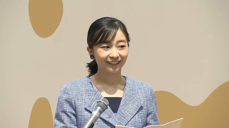 佳子さまが姉・小室眞子さんから引き継いだ名誉総裁として「国際陶磁器フェスティバル」に初出席　水色のパンツスーツの装い｜FNNプライムオンライン