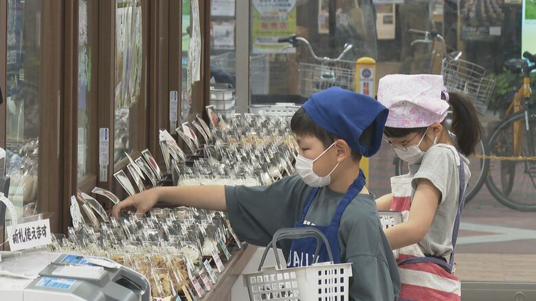 接客に初挑戦！児童が地元商店街で“職業体験” お客さん相手に緊張も働く楽しさ学ぶ「達成感ある」 新潟市｜FNNプライムオンライン