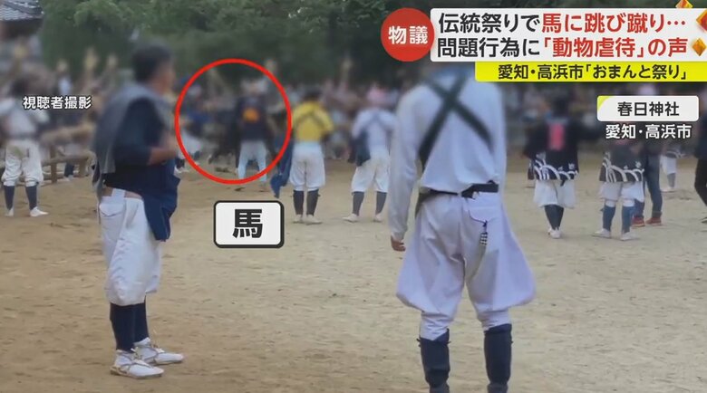 参加者が待つ円形の会場に馬が入ってくると