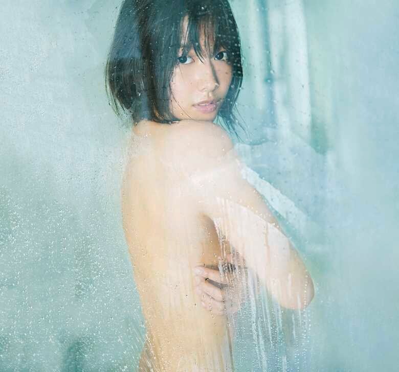 欅坂46渡邉理佐1st写真集『無口』集英社刊 撮影/倉本 GORI