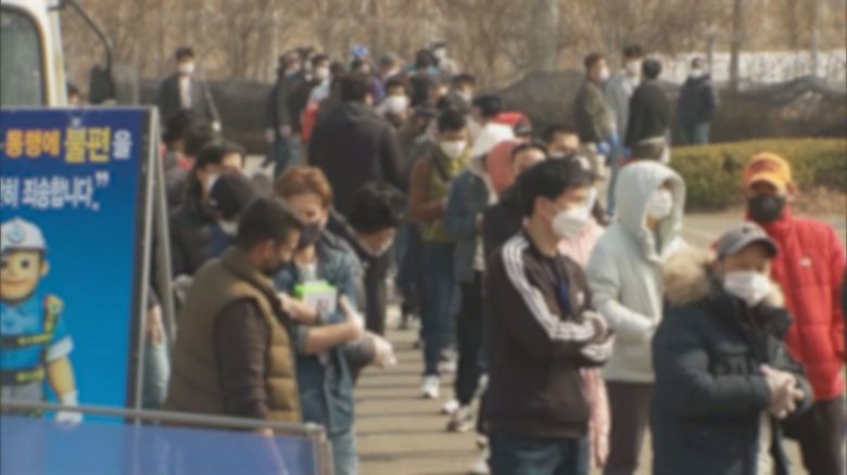 検査を待つ外国人が密集し、逆に感染リスクが上がっている