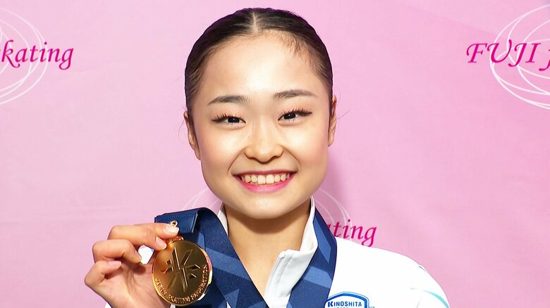 メダルを手に笑顔を見せる島田麻央
