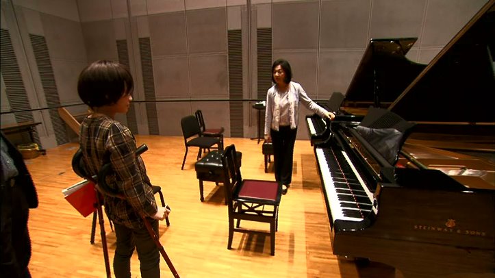 プロのピアニストのレッスンを受けるあすかさん