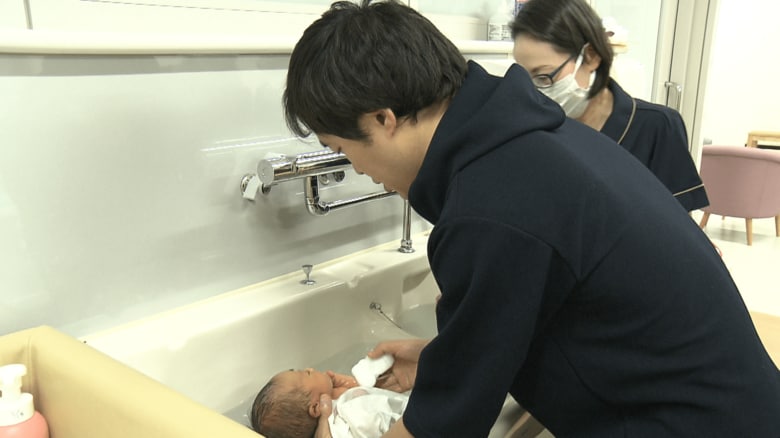 助産師による沐浴指導の様子