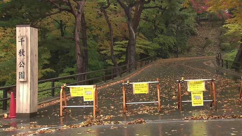 クマの出没で立ち入りが制限された千秋公園（秋田市）