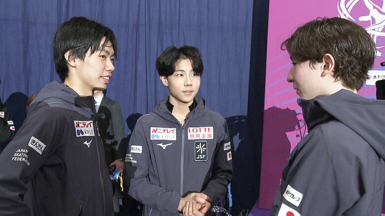 表彰式前に互いを称え合う3人