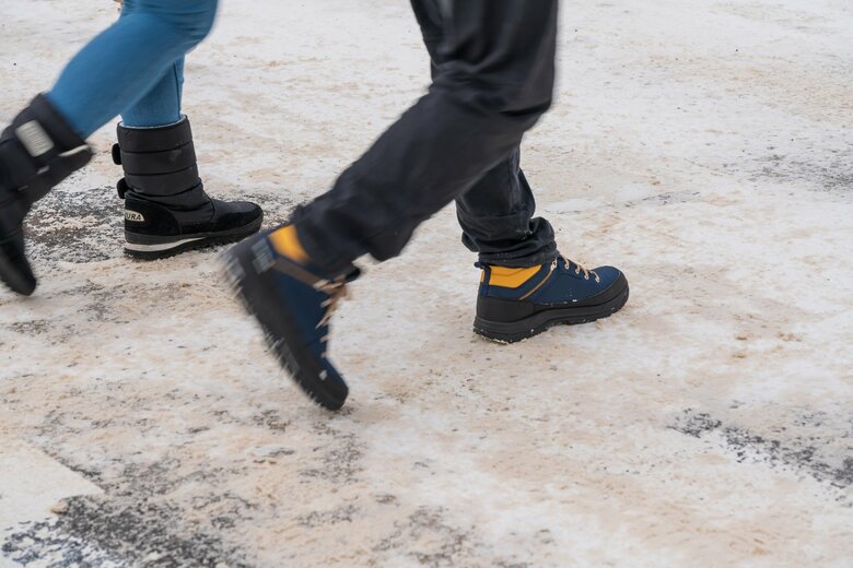 小さな歩幅でゆっくり歩こう（画像はイメージ）