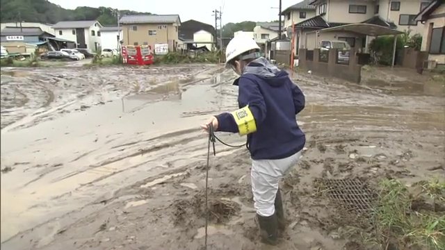 大雨から一夜明け　内郷内町は道路にも泥が堆積