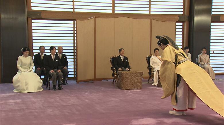 秋篠宮ご夫妻に向かい一礼される悠仁さま