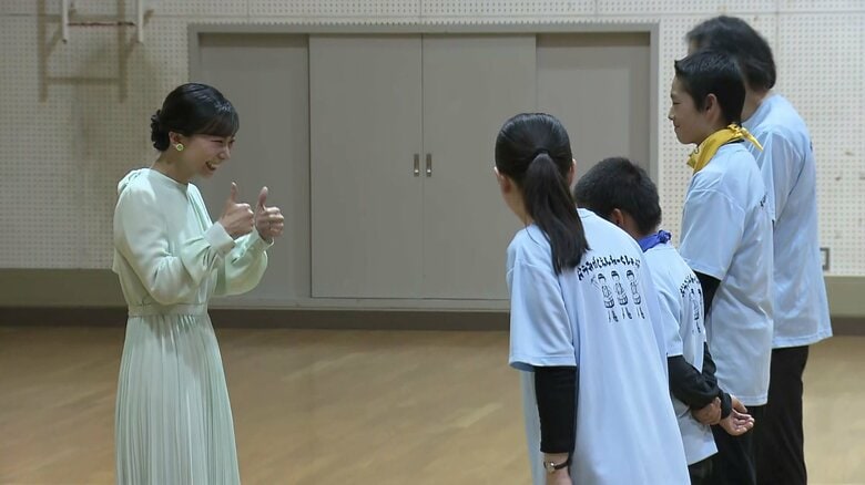 子どもたちに声をかけられる佳子さま