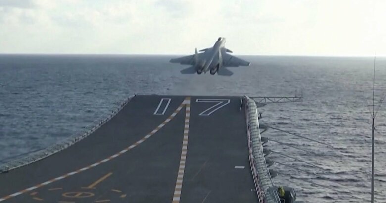 中国海軍の002型空母「山東」のスキージャンプ甲板から発艦するJ-15艦載戦闘機