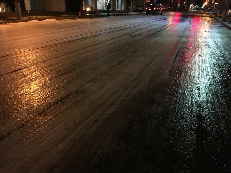 危険な「ブラックアイスバーン」（提供：ウインターライフ推進協議会）