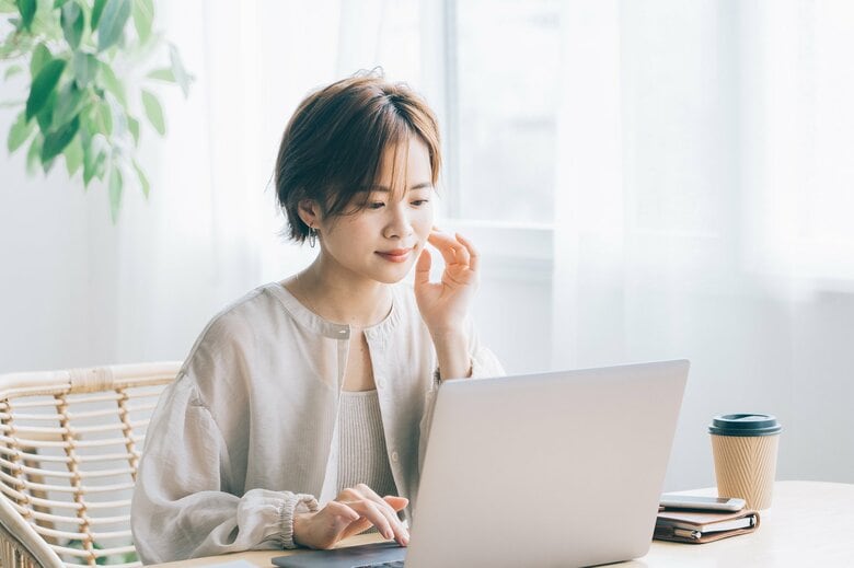 仕事の合間にコーヒーや紅茶を飲む人は多いはず（画像はイメージ）