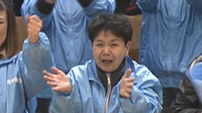 選手に声援を送る壬生智子さん