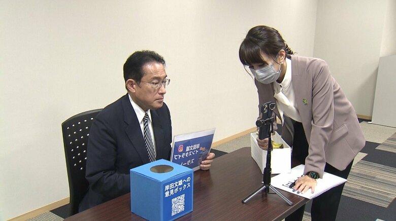 スタッフからインスタライブの説明を受ける岸田氏（１０日）