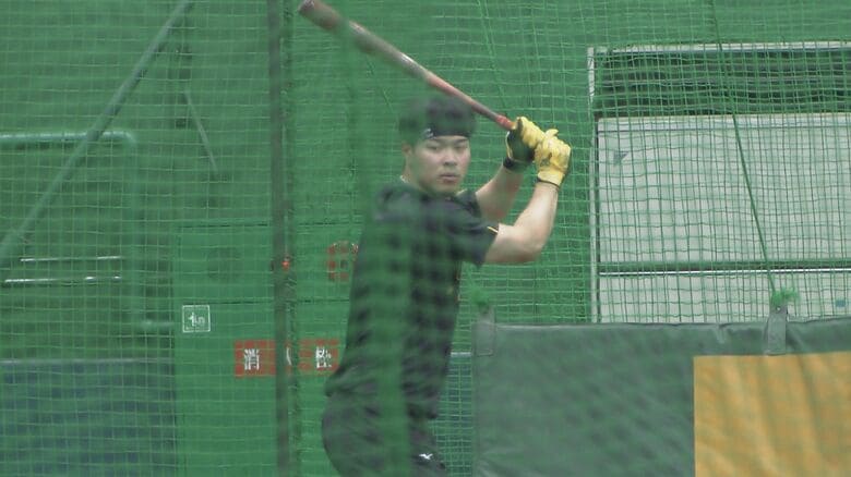 試合前に室内練習場で打撃練習をする佐藤輝明