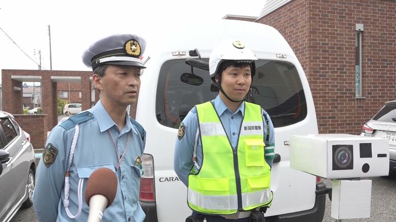 糸魚川警察署の柳昭平交通課長と宮﨑浩輔巡査長