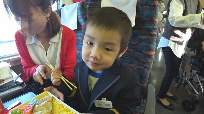 お弁当を食べる琉晟くん