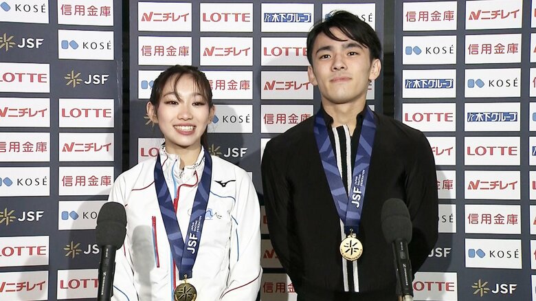 表彰式後、笑顔を見せるさらあつ（2023年11月全日本ジュニア）