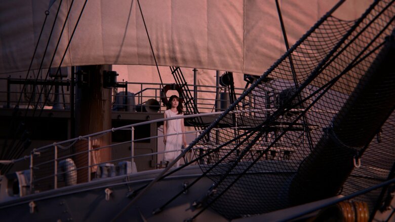 帆船上で凜々しい立ち姿