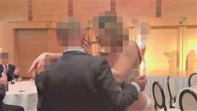 ダンサーに口移しでチップを渡す男性　※ビキニにチップを挟んだ男性とは別の人物