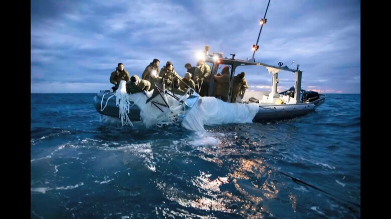 ”スパイ気球”の残骸を回収するアメリカ軍