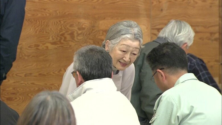 平成23（2011）年5月　避難所で被災者を励まされる皇后さま（岩手・釜石市）