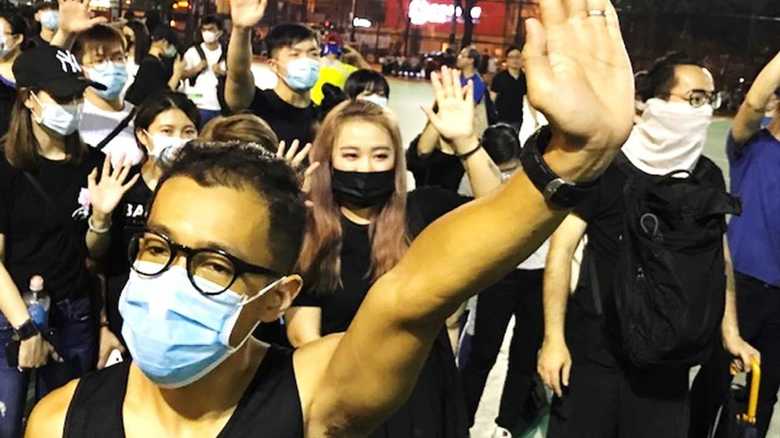 「覆面禁止法」で過激化する香港のデモ　一線を超える警察との暴力の応酬