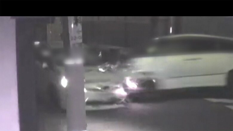 奥から走ってきた乗用車と右から来たワゴン車が衝突。その衝撃で、乗用車は、近くの電柱に激突した。