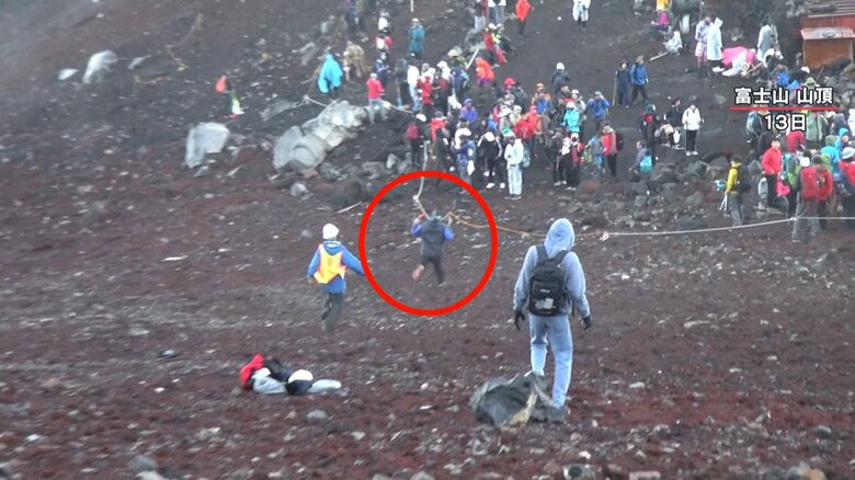 誘導員から逃げる操縦者（赤丸）