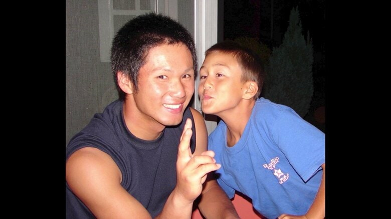 左：船橋さん　右：ヌートバー少年（当時9歳）（写真：船橋さん提供）