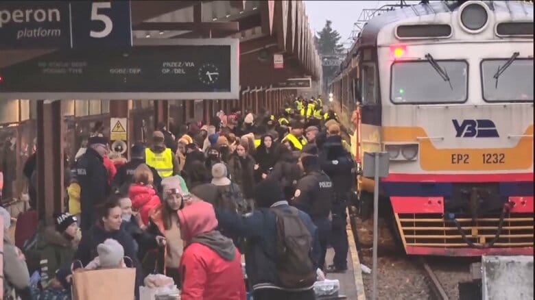 ウクライナから避難した人であふれるポーランド・プシェミシル駅（2月27日）