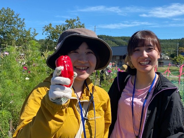 手を動かして自然からの恵みを収穫する