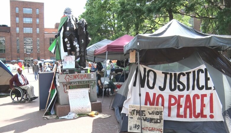 現場にはイスラエルを非難するメッセージボードなどが多くあった