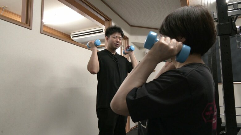 秋田・湯沢市に24時間営業のトレーニングジムを開設した奥山尚人さん（中央）