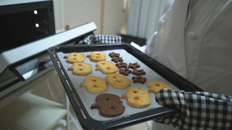 工房で焼き菓子を製造する高橋さん