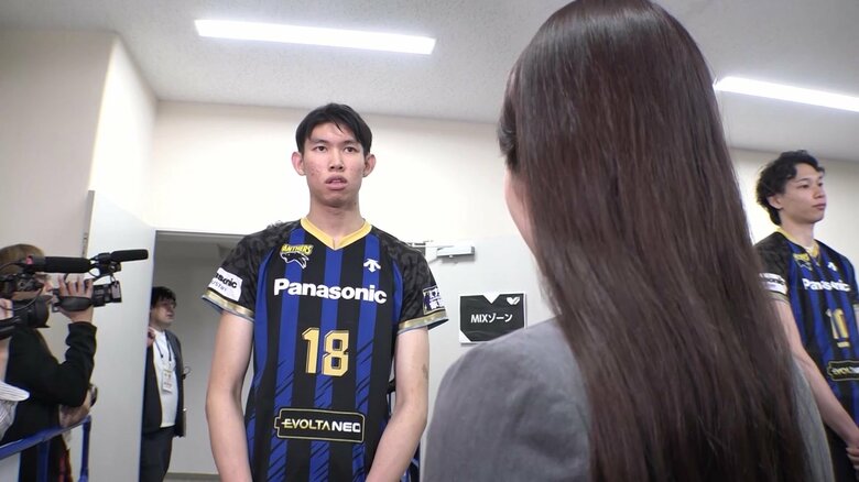 試合後、本田さんの取材に答える西山選手