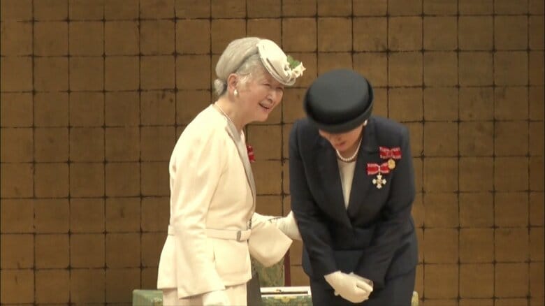 雅子さまを呼ばれて二人で会釈される皇后さま2（提供：日本赤十字社）